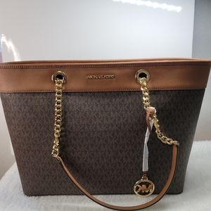 MK Large EW chain tote in brown mono